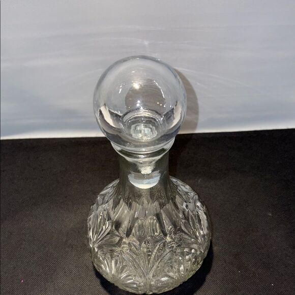 Elegant Clear Glass Decanter - Picture 4 of 9